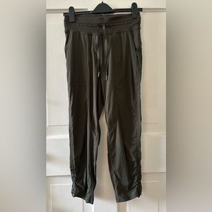 Lulu Lemon Crop Pants sz 4